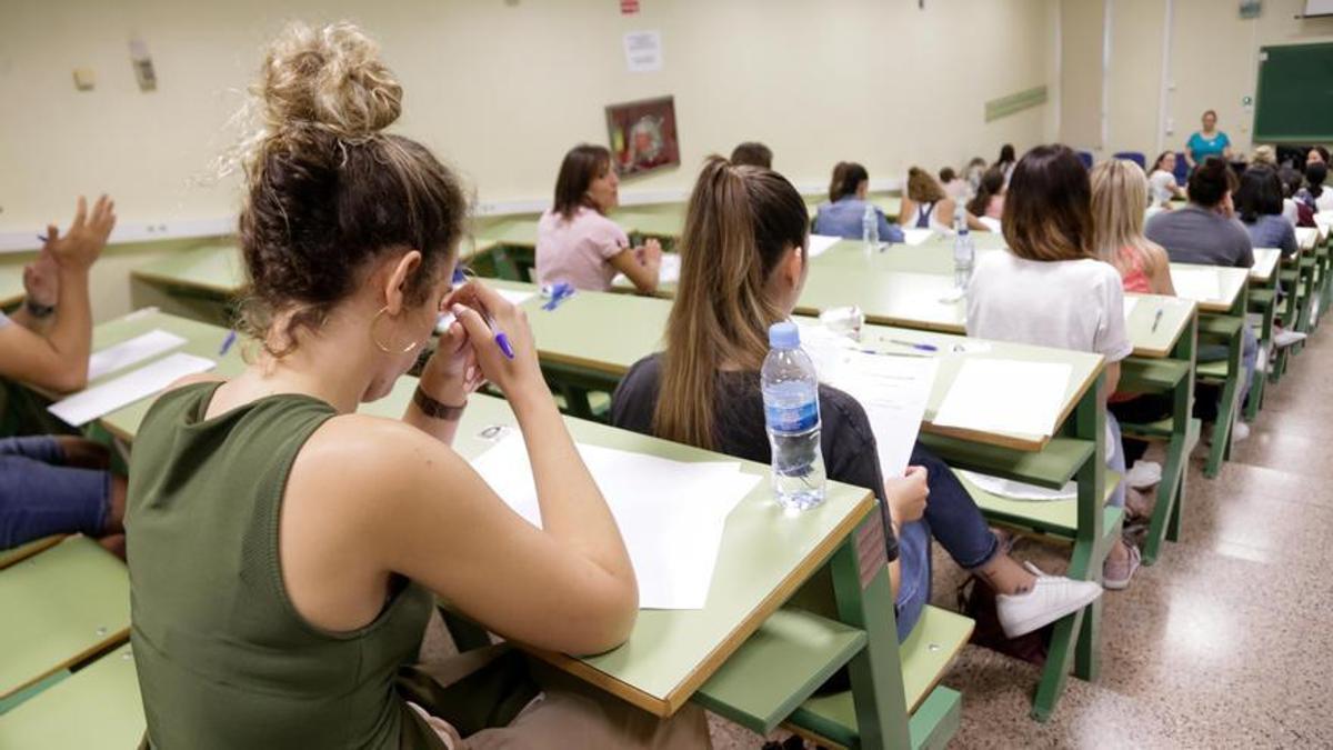 Aspirantes durante una oposición de Educación.