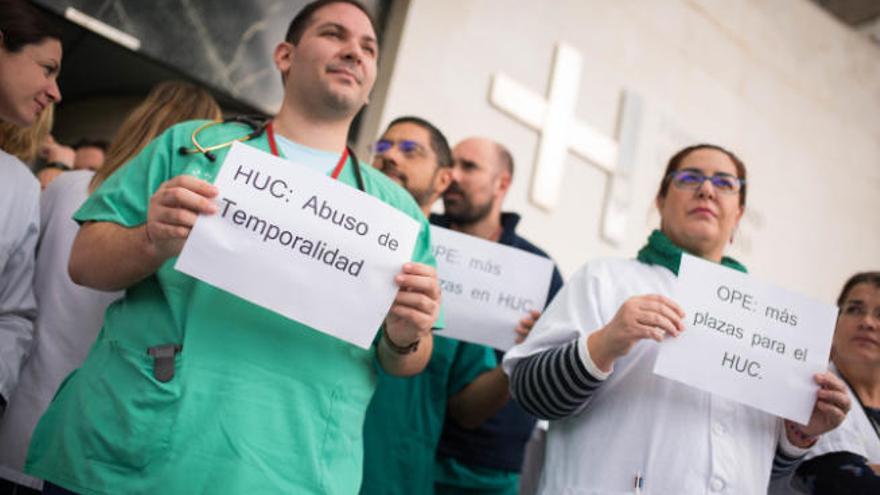 Concentración de los médicos del HUC el pasado mes de diciembre en reivindicación de más medios para atender a los pacientes.