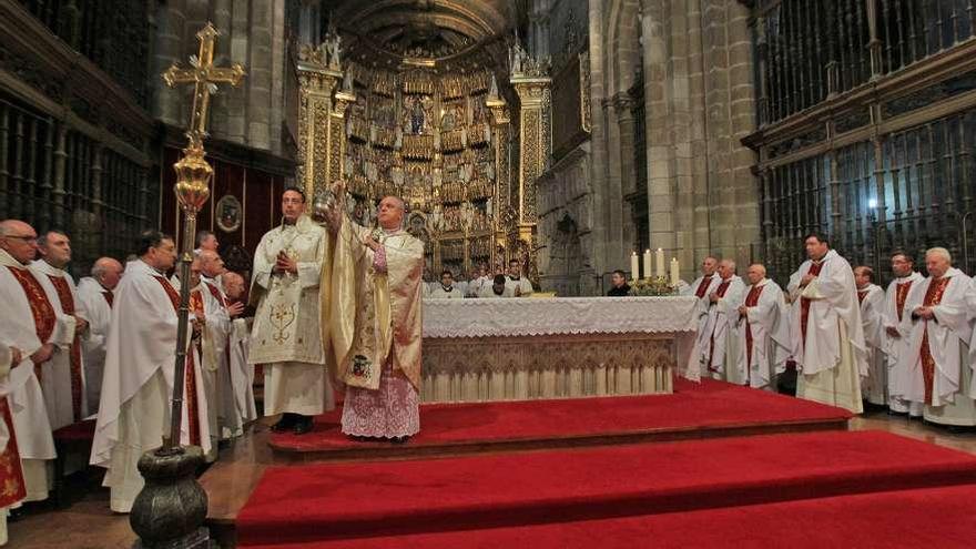 Leonardo Lemos presidió la misa crismal en la catedral de Ourense.  // Jesús Regal