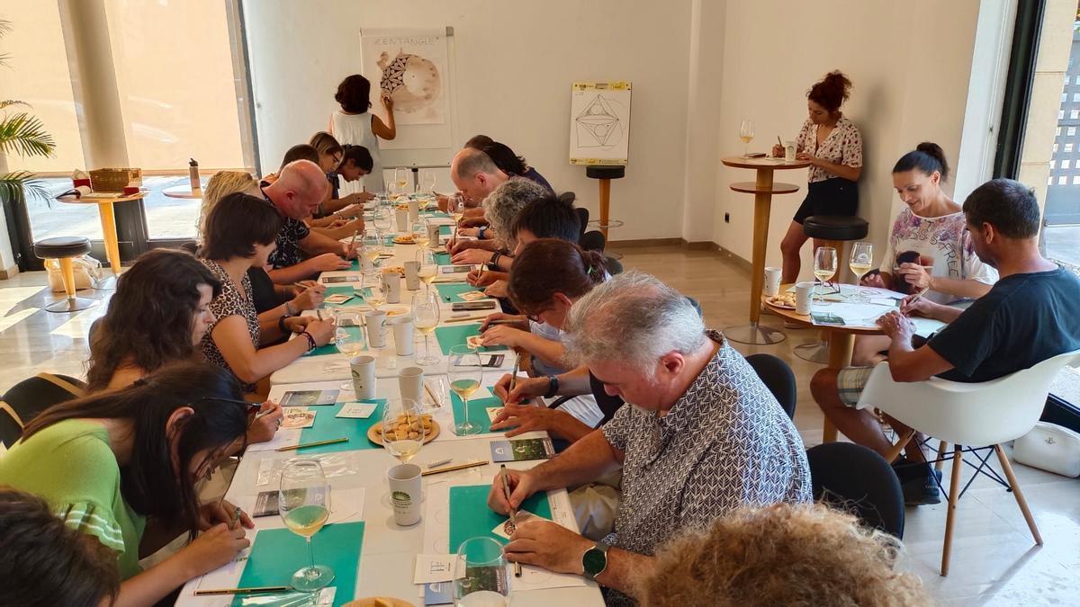 Durante la sesión, los participantes aprendieron la técnica del método Zentangle, una forma de dibujo meditativo que favorece la concentración y la relajación.