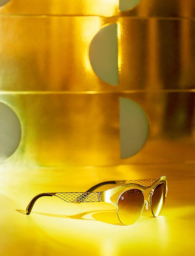 Gafas doradas con lentes doradas
