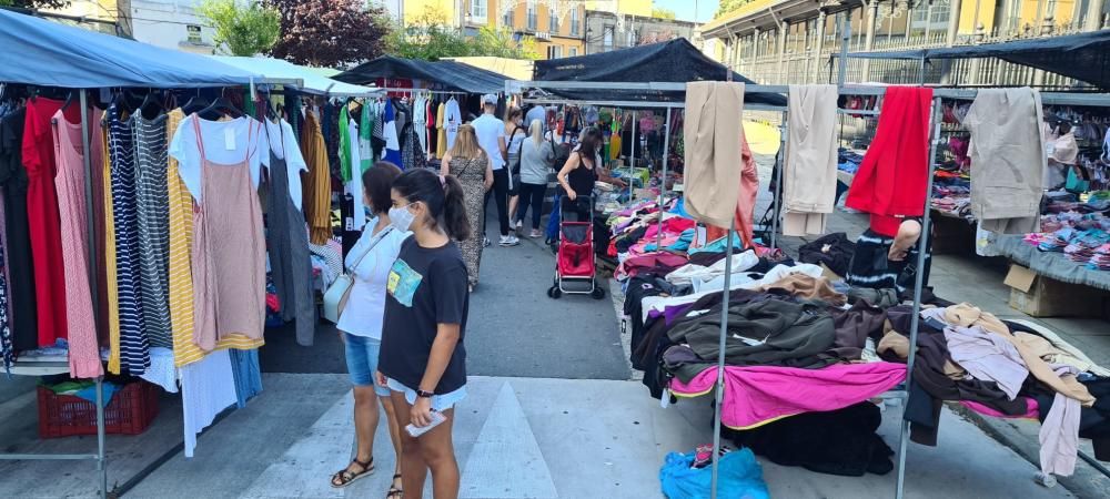 Gran afluencia de público al mercado de Vilagarcía