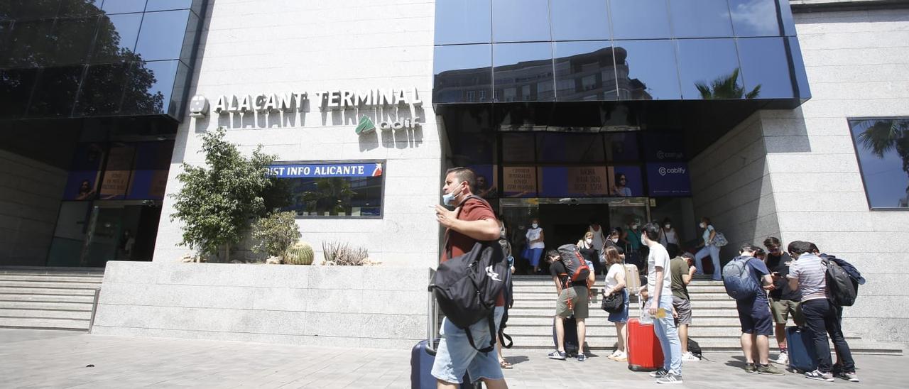 Llegada de turistas al aeropuerto y la estación de Adif en Alicante