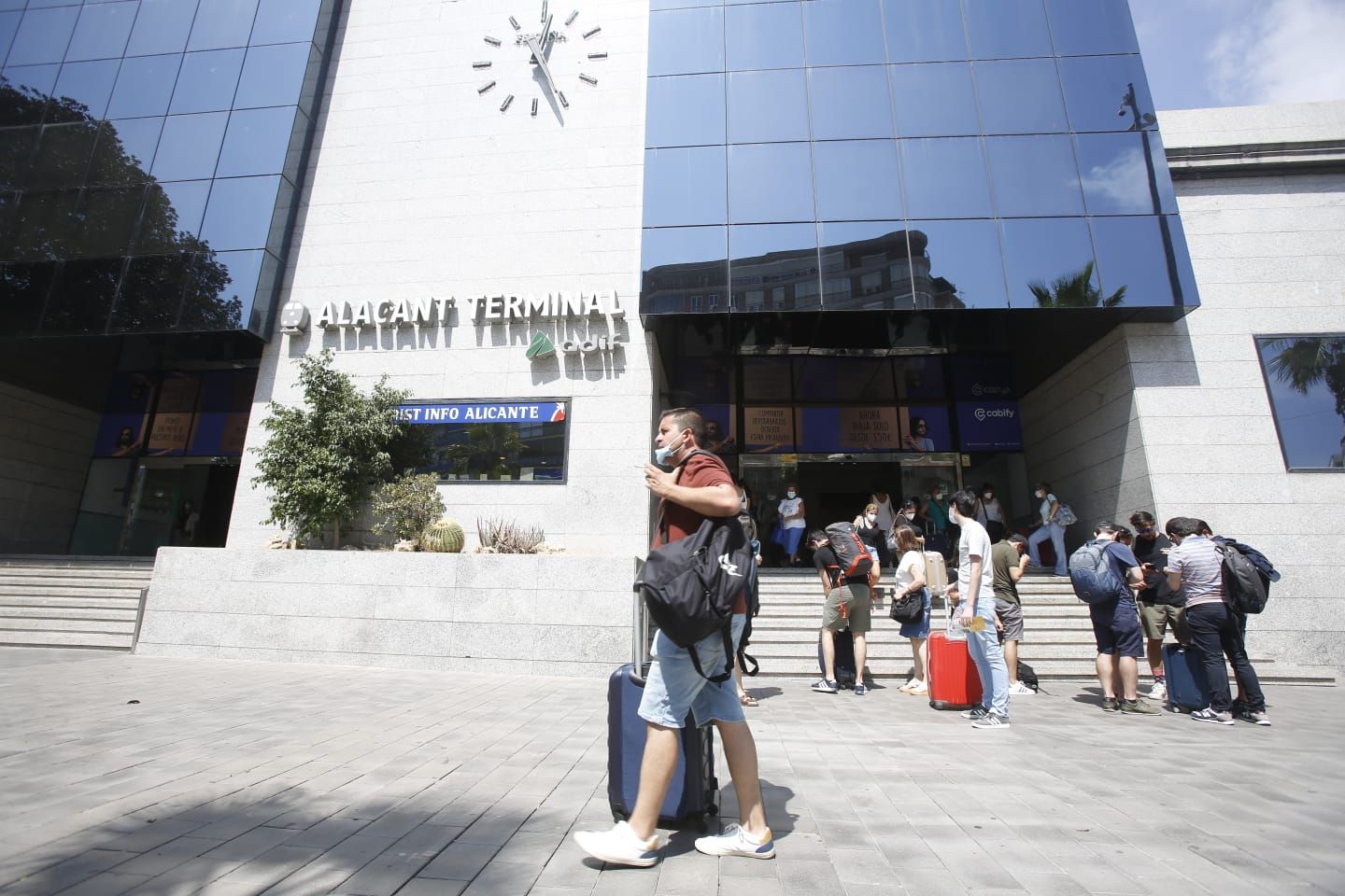 Llegada de turistas al aeropuerto y la estación de Adif en Alicante