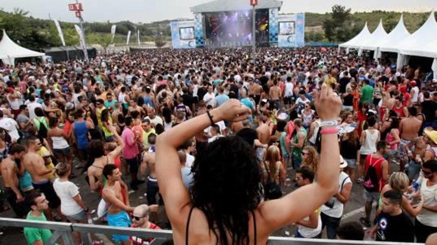 Miles de jóvenes disfrutando del Electrobeach de Benidorm.