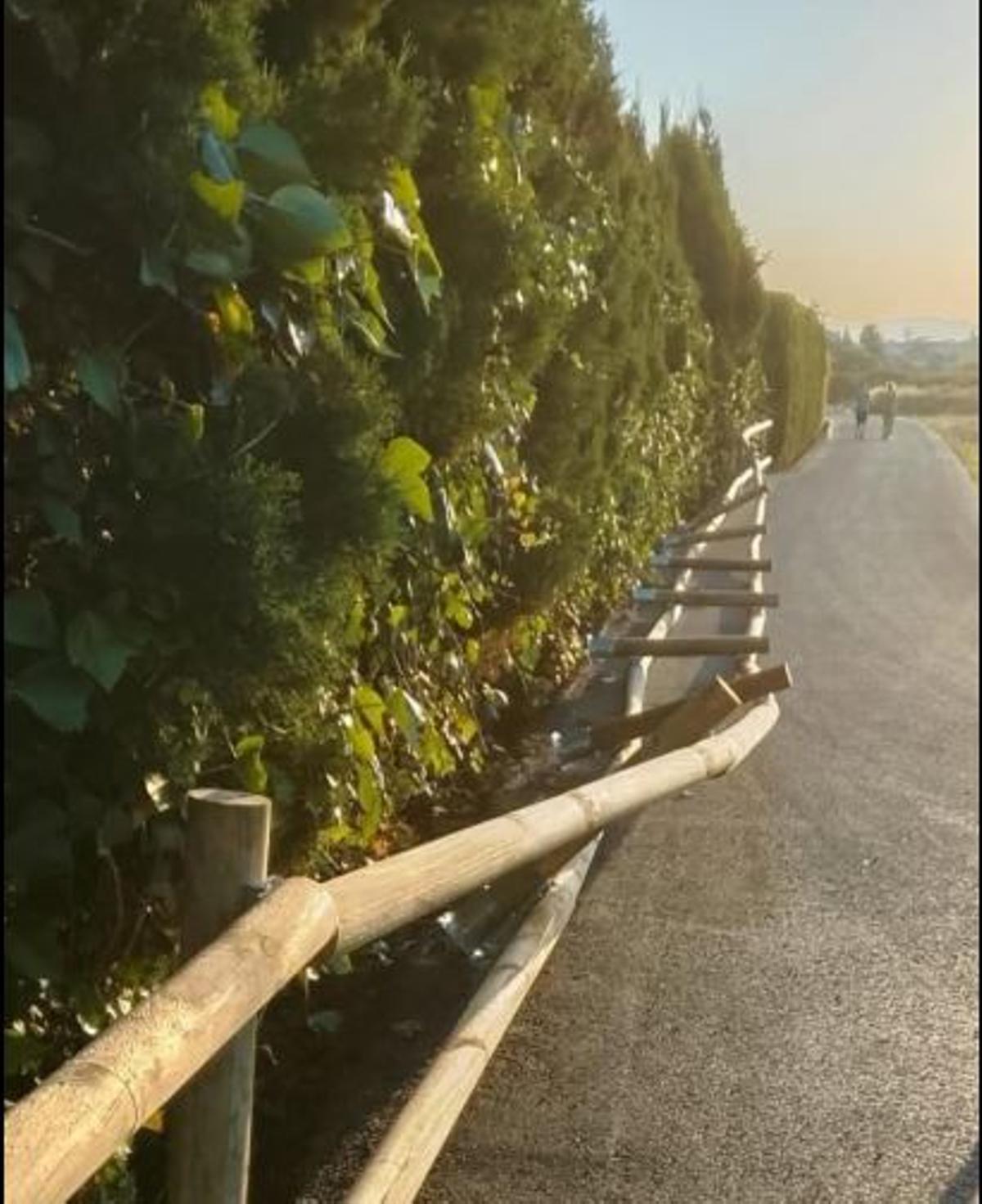 Valla rota junto al aula de naturaleza.