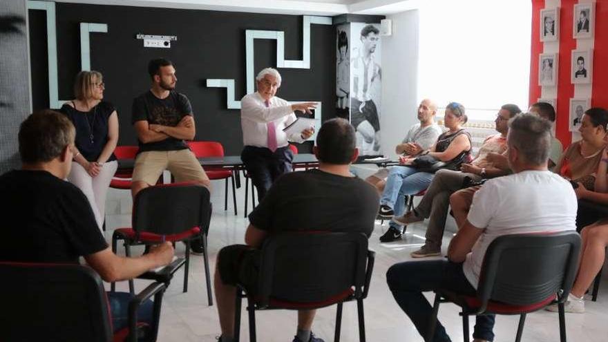 Alfredo Ruiz expone detalles del proyecto del Grupo Vivir a los actuales técnicos de base del club.