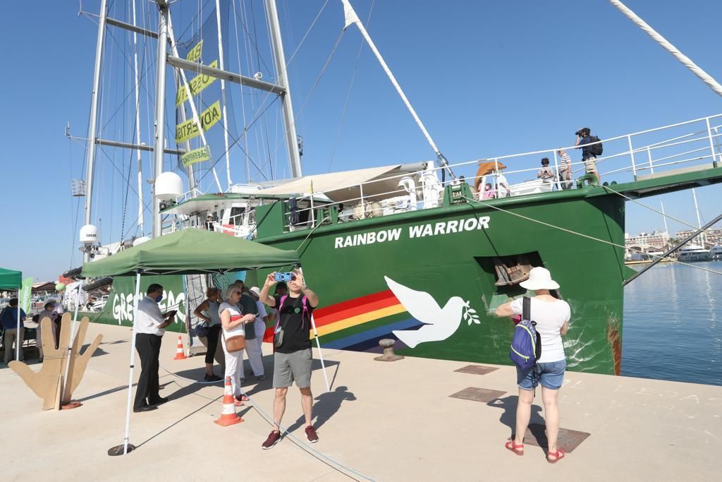 El Rainbow Warrior, buque de Greenpeace, abre sus puertas en València