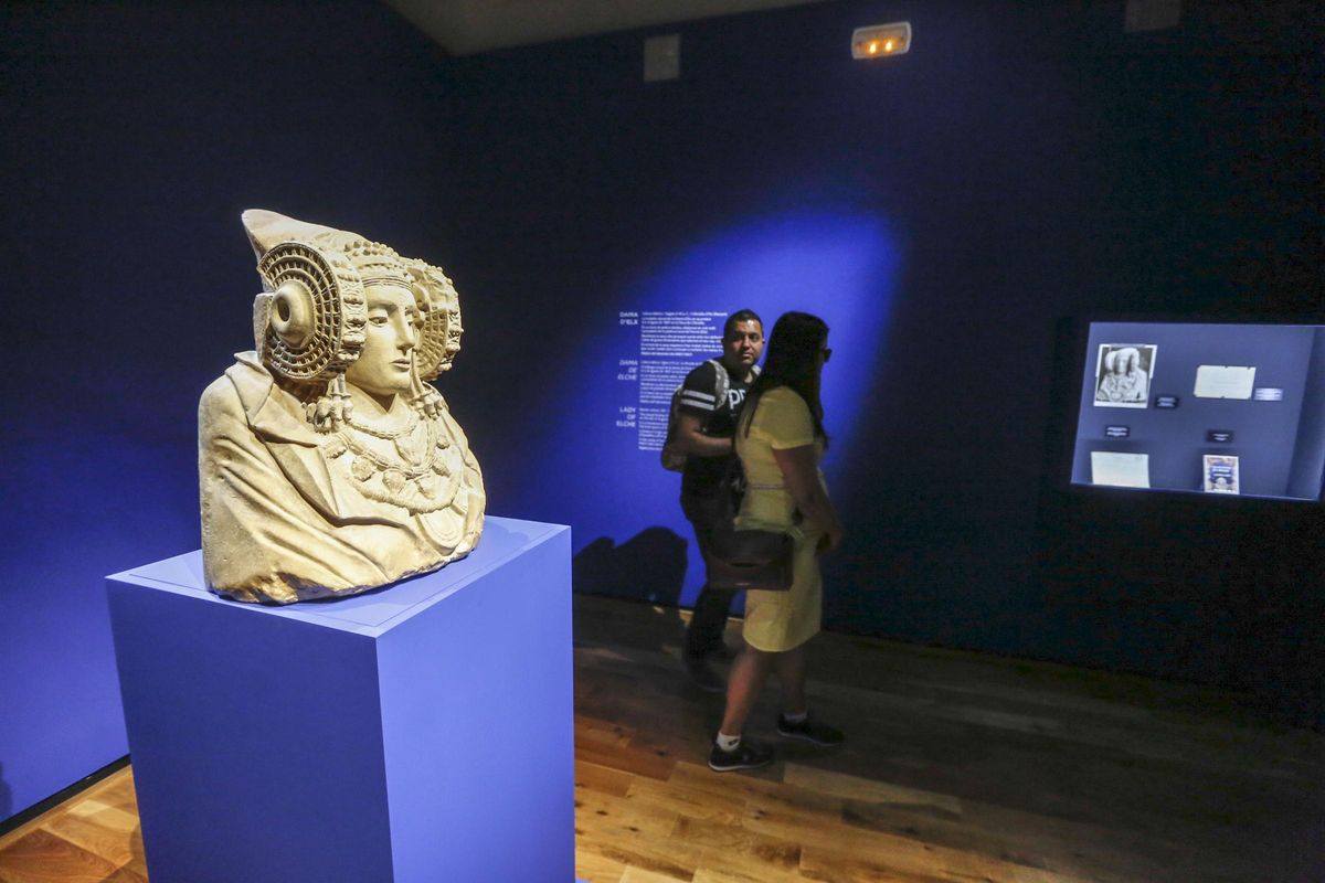 La réplica de la Dama de Elche en el MAHE, museo que lleva año y medio cerrado