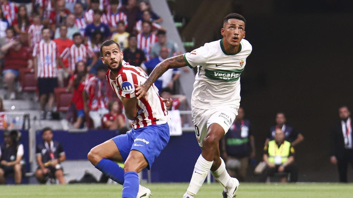 Álvaro Rodríguez pugna con un rival del Atleti en el partido de la primera vuelta