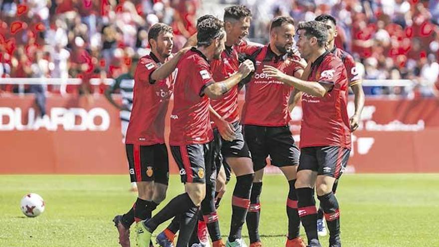 La plantilla del Real Mallorca celebra uno de los cuatro tantos que consiguió el pasado domingo ante el Llagostera en Son Moix.