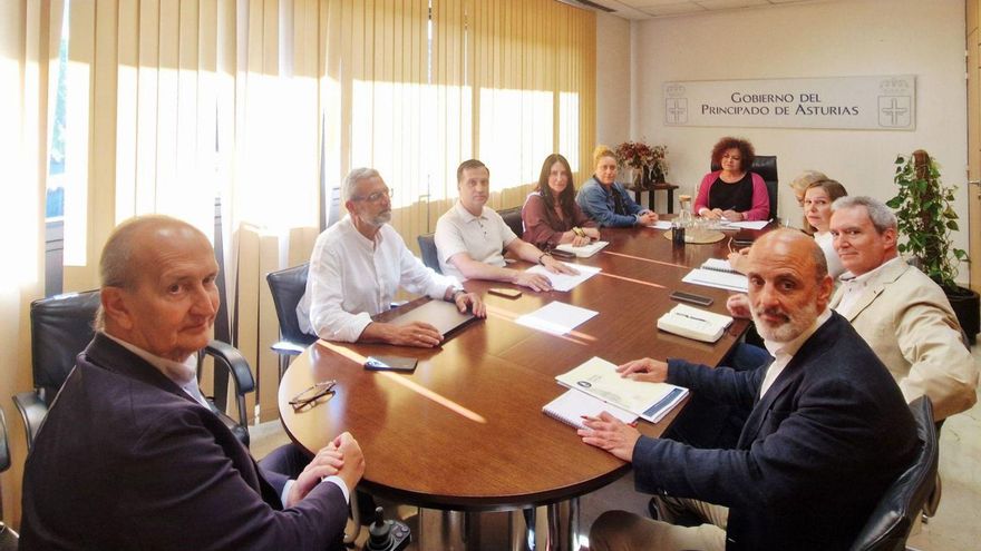 Marta del Arco (en la cabecera de la mesa) preside la reunión de la mesa del tercer sector, ayer. |