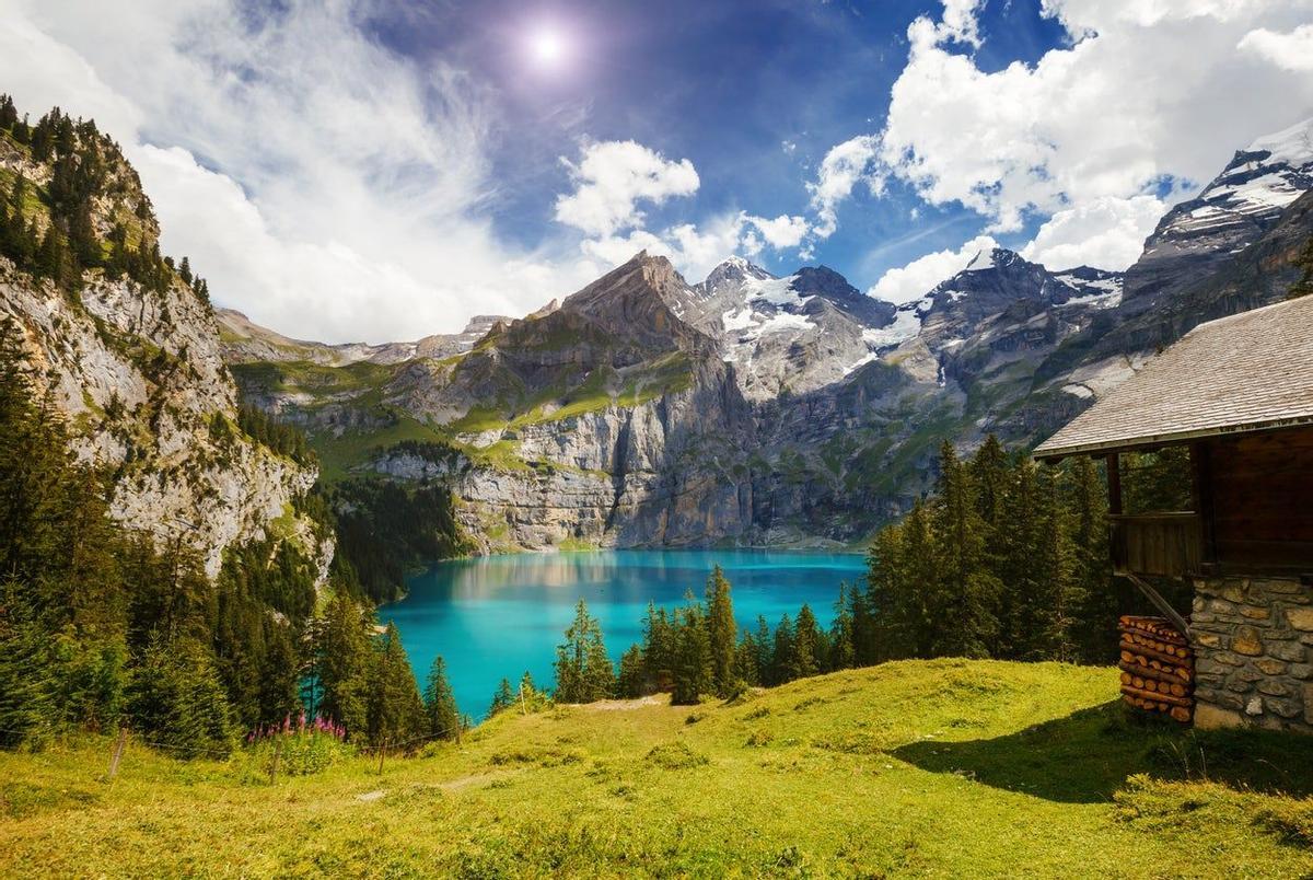 Laguna azul Oeschinensee, Alpes Suizos