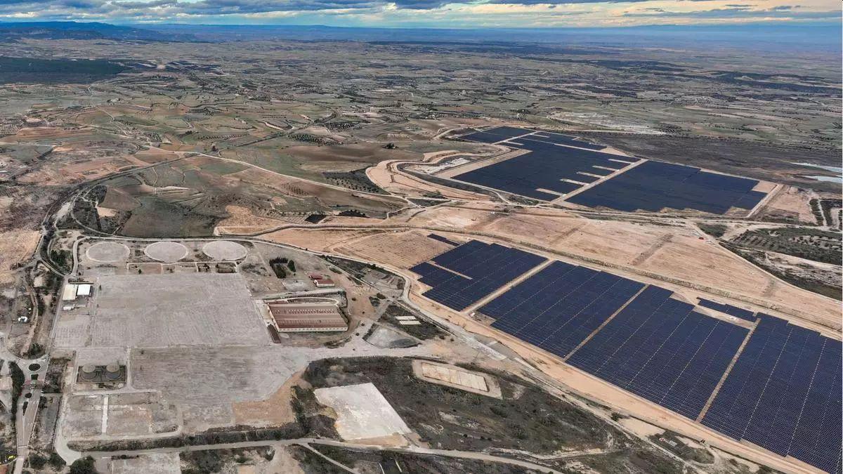 Vista del parque fotovoltaico Mudéjar, instalado en los suelos de la antigua térmica de Andorra.