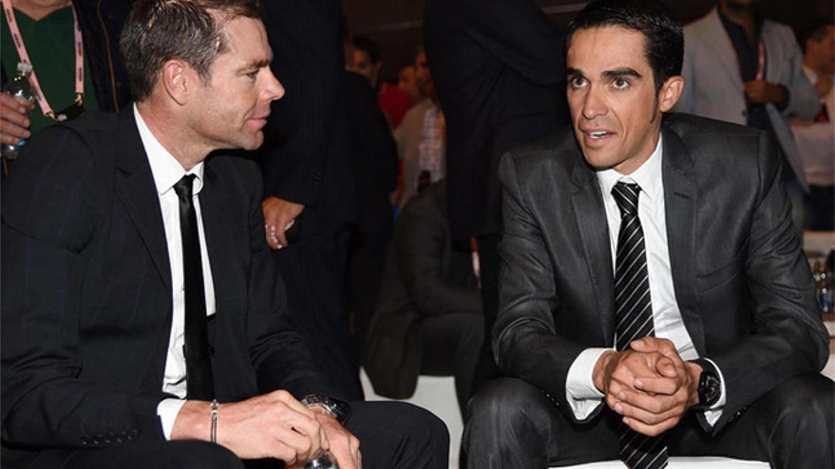 Cadel Evans y Alberto Contador conversan durante la presentación del Giro de Italia 2015