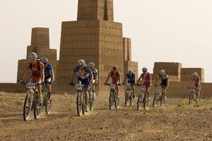 La sisena edició de la Titan Desert, una carrera de mountain bike que tradicionalment s’ha disputat íntegrament al Marroc, amplia horitzons i acaba la seva última etapa a Espanya, a Granada.