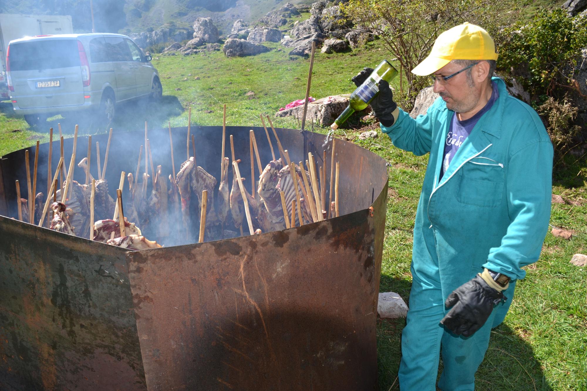 Romería de la trashumancia: así fue la XII edición del homenaje a los pastores en Saliencia (Somiedo)