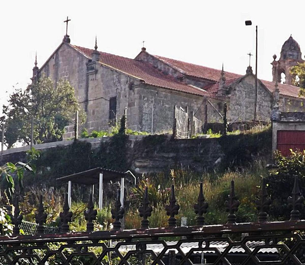 Cumio dun outarelo pedregoso onde se atopa a igrexa de San Martiño de Moaña.