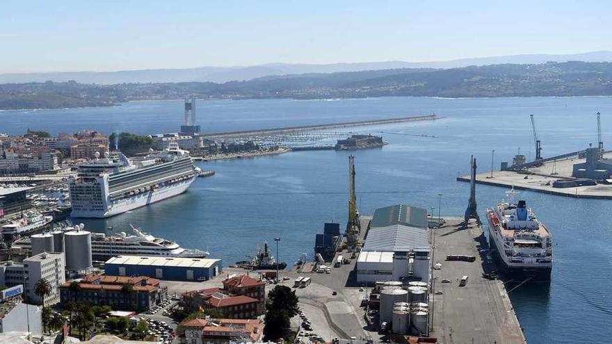 Muelles de Transatlánticos, Batería, Calvo Sotelo y Centenario. Al fondo, el dique de abrigo.