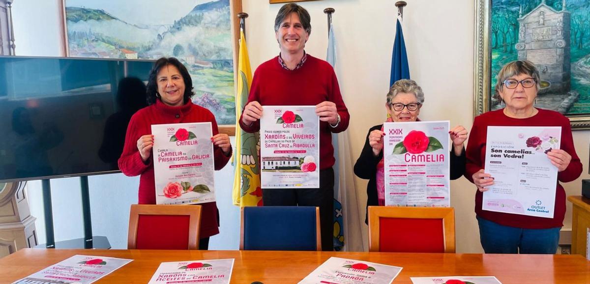 O alcalde, Carlos Martínez, na presentación das XXIX Xornadas Arredor da Camelia 2025 en Vedra.