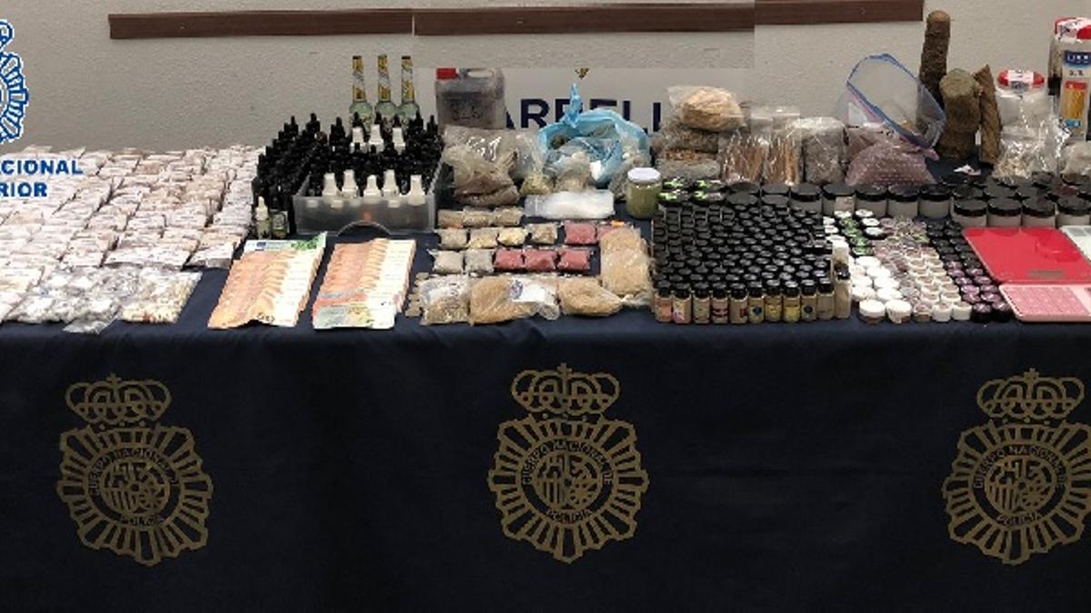 Materiales y drogas intervenidos en la villa donde se celebraban fiestas ilegales en Marbella.