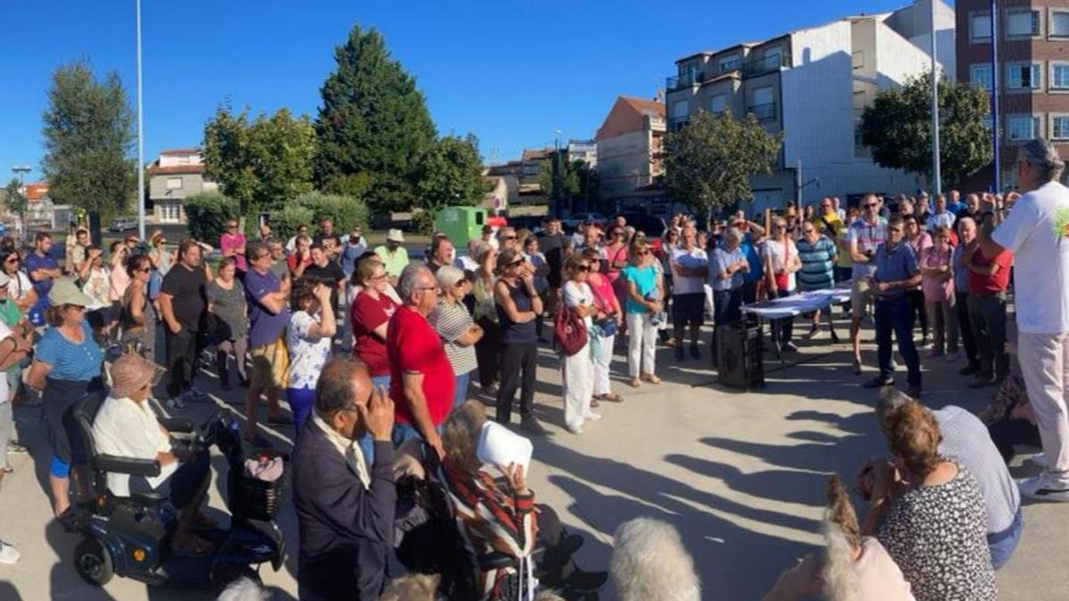 Asistentes a la concentración por las obras en Alexandre Bóveda y Lordelo, donde analizaron el proyecto y las consecuencias al tráfico