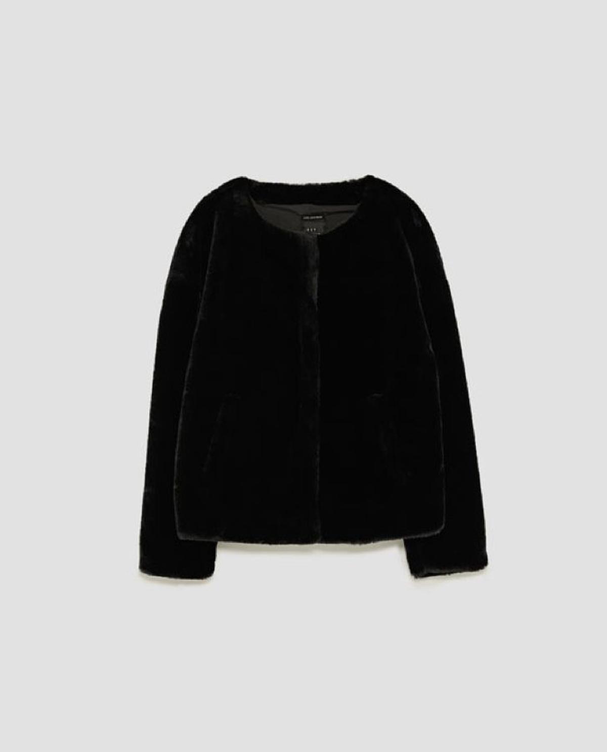 Chaqueta negra de pelo, de Zara