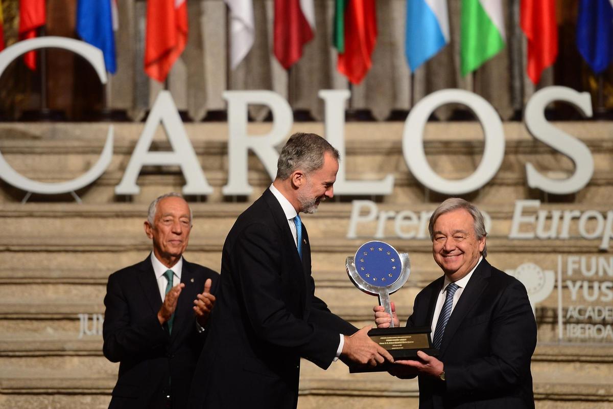 El rey entrega el premio Carlos V a Antonio Guterres.