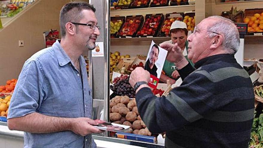 César Santiso, a la izquierda, en un reparto de propaganda electoral en San Agustín, en la campaña de 2011.