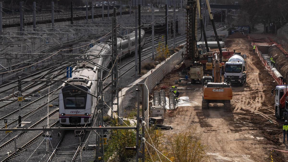 Técnicos haciendo labores de mantenimiento en las vias de tren a la altura de La Maquinista, donde pasan trenes de Rodalies, Renfe y mercancías.