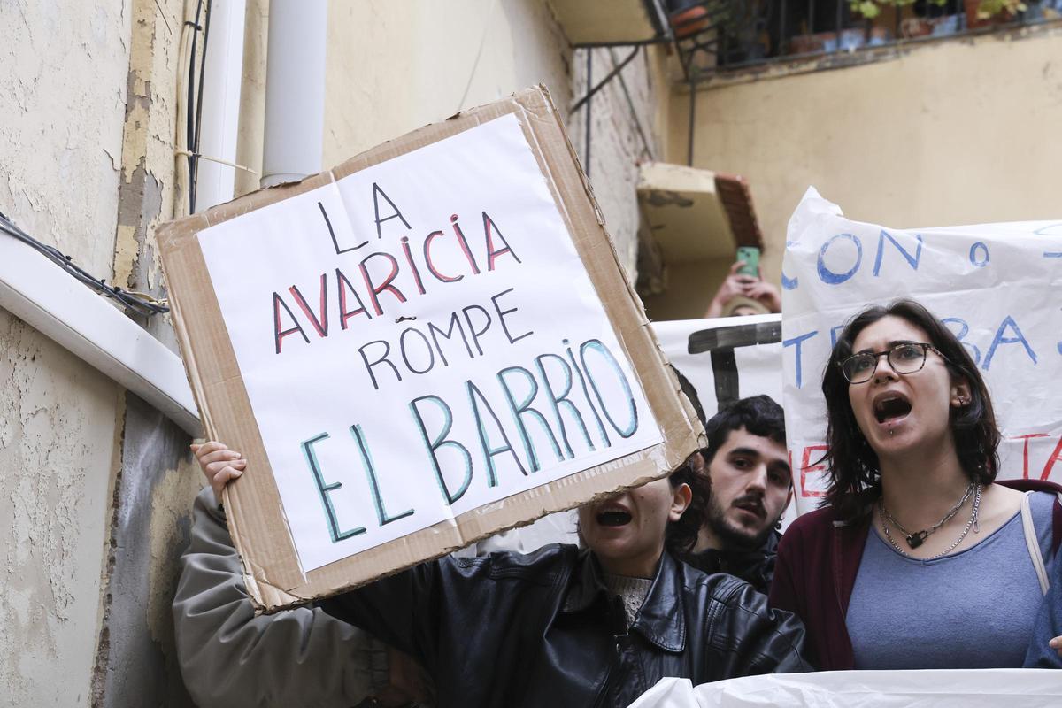 Imagen del desahucio que esta semana se saldó con siete heridos en Alicante.