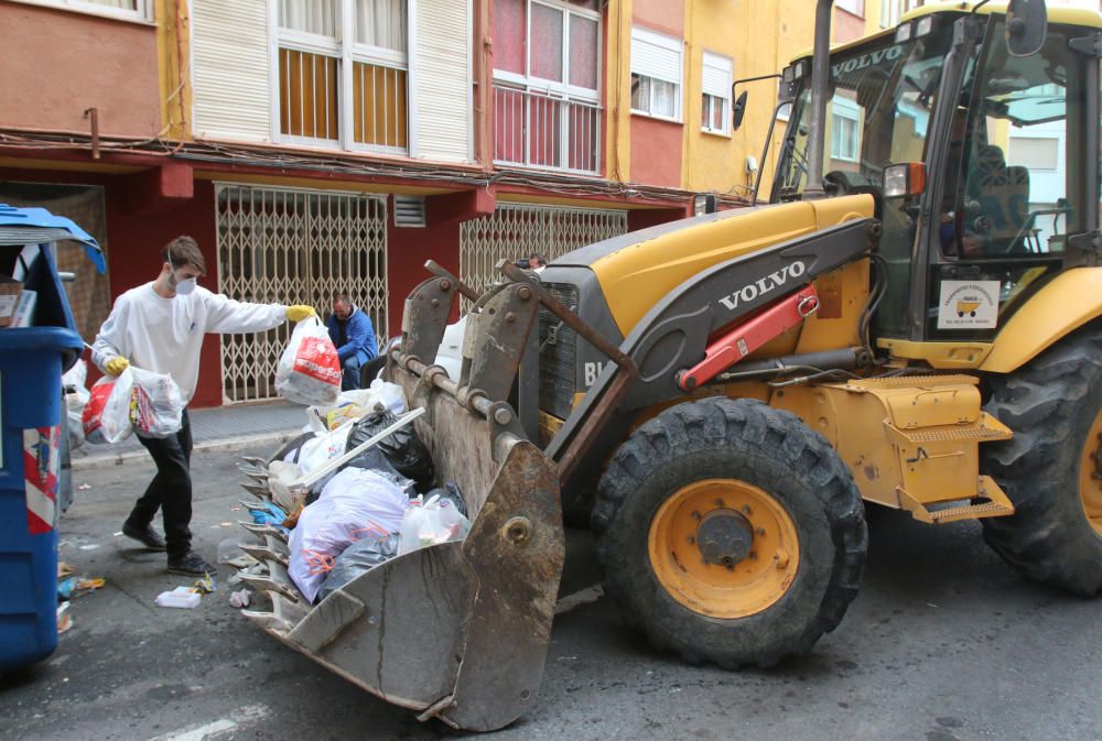 Recogida de residuos en la calle Padre Coloma