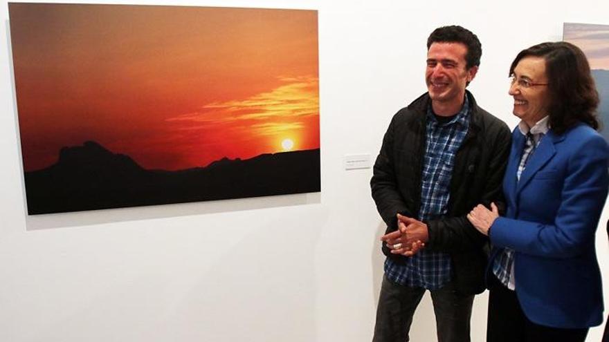 Javier Pérez y Rosa Aguilar, junto a una de las fotos de la muestra.