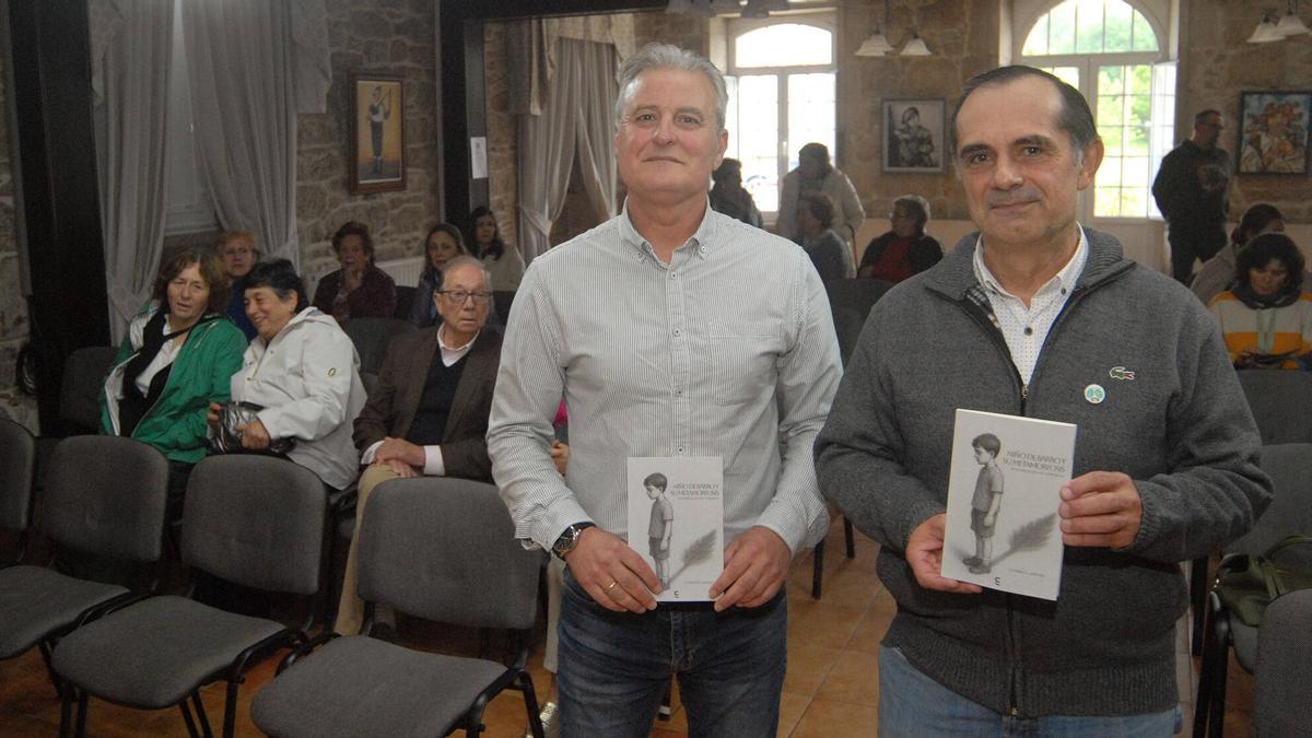 Esteban Jiménez posa con su libro, antes de la presentación, junto a Juan Liñares, presidente del colectivo Vista Alegre.