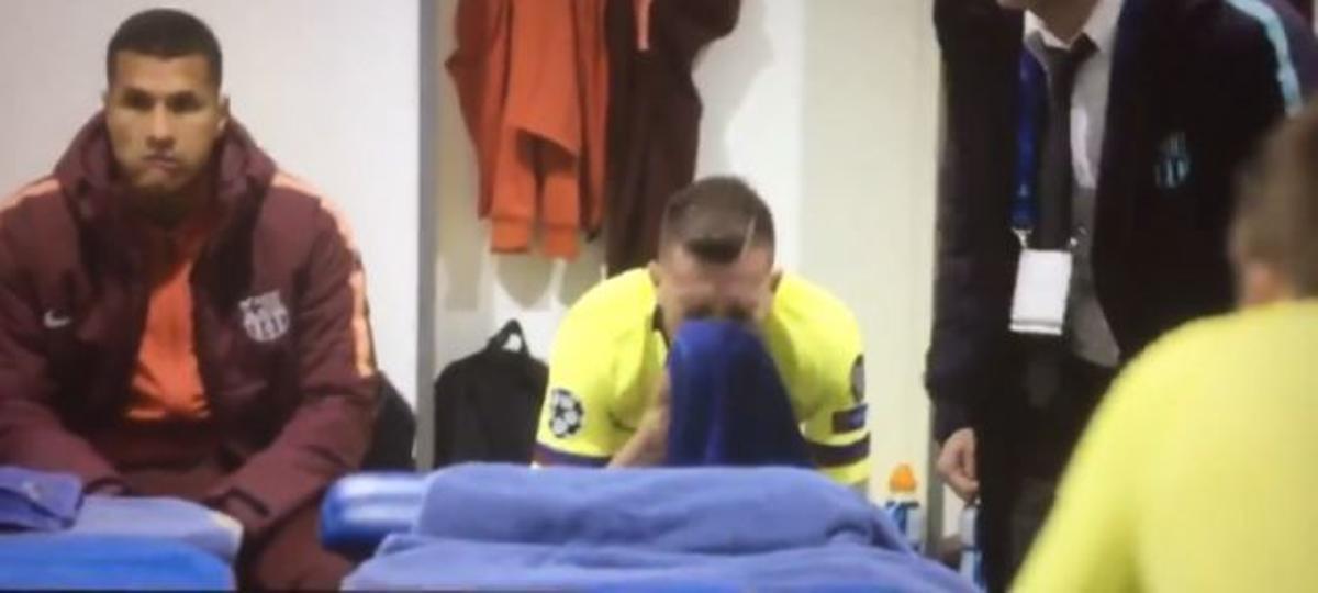 Jordi Alba en el vestuario de Anfield al descanso antes de la derrota por 4-0