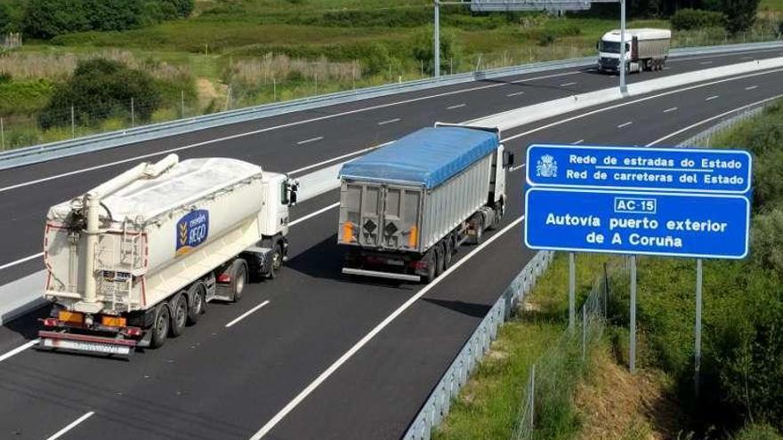 Un camión adelanta a otro en la autovía del puerto de Langosteira.