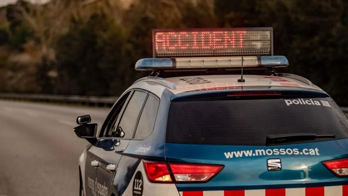 Un vehicle de Mossos avisant d'un accident.