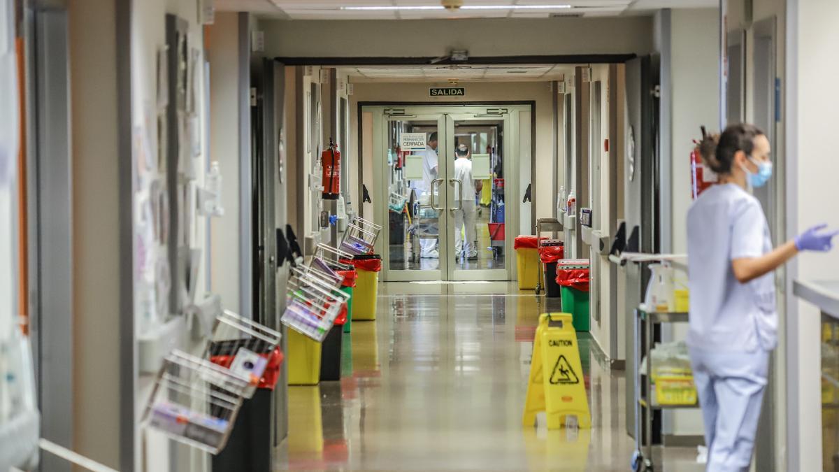 Imagen un pasillo de una planta de hospitalización del Hospital Universitario de Torrevieja