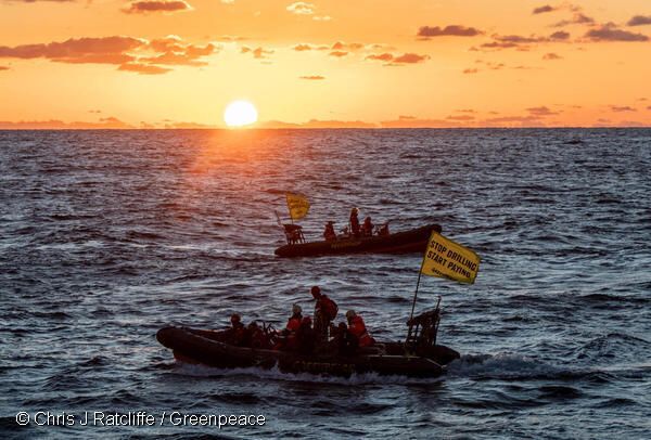 Activistas de Greenpeace se suben a una plataforma petrolífera al norte de Canarias para que deje de perforar