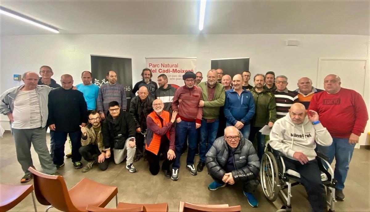 Usuaris del Taller Coloma i membres de l'equip de jardineria i manteniment del parc natural, en l'acte de celebració d'aquest dimarts