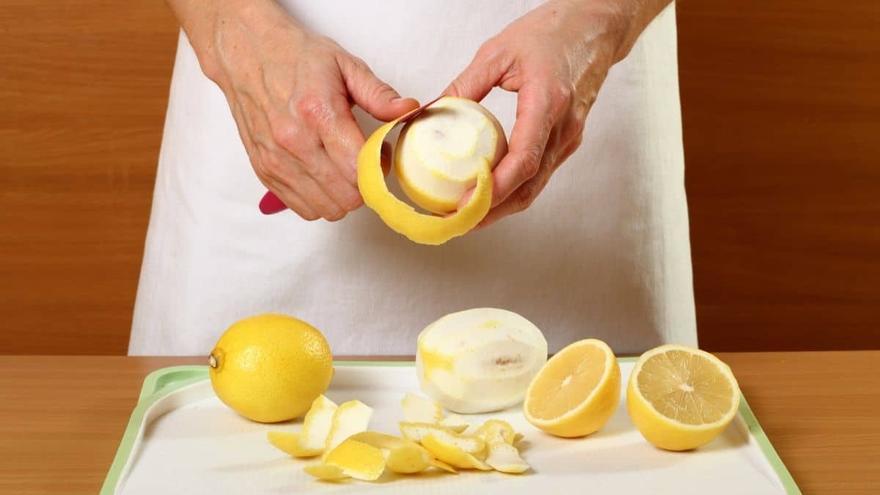 Cómo limpiar la cocina con las cáscaras de limón y naranja que antes tirabas