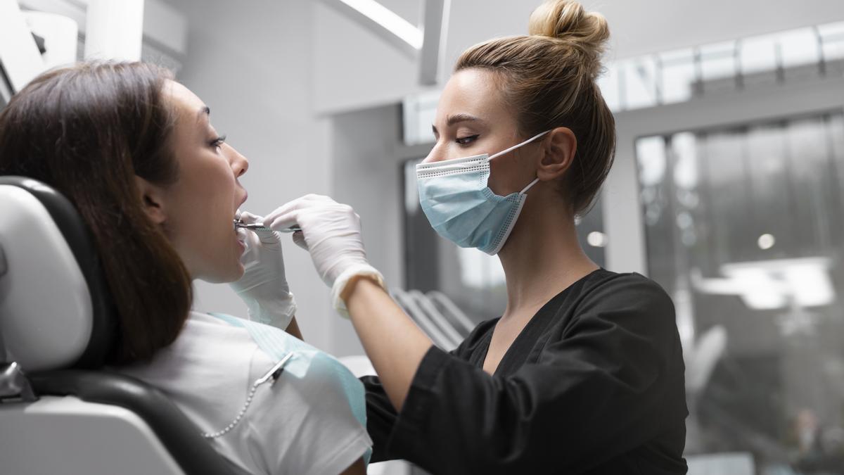 Según la zona a tratar, el dentista optará por administrar una anestesia periapical, que es la utilizada en la arcada superior y que solo duerme el diente sobre el que se va a trabajar, o una anestesia troncular, que es aquella que actúa sobre el tronco nervioso.