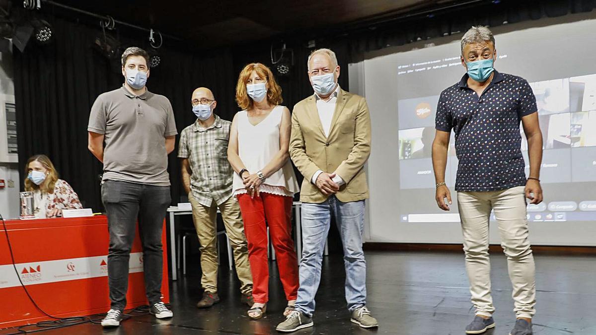 Por la izquierda, Javier Álvarez, Eduardo Fernández, Dolores Patón, Aurelio Martín y Ramón Tuero, ayer, en el Ateneo de La Calzada, durante la segunda sesión del consejo de distritos sobre el Plan de Movilidad. | Marcos León