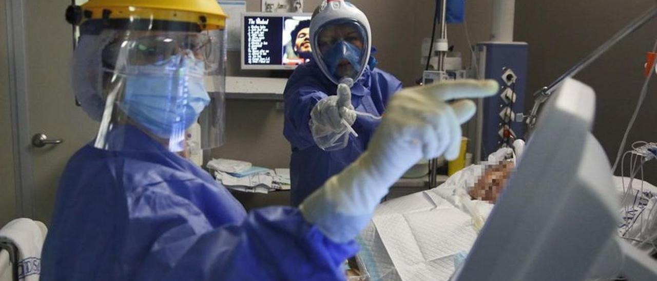 Unos profesionales sanitarios atienden a un paciente con covid ingresado en Córdoba.