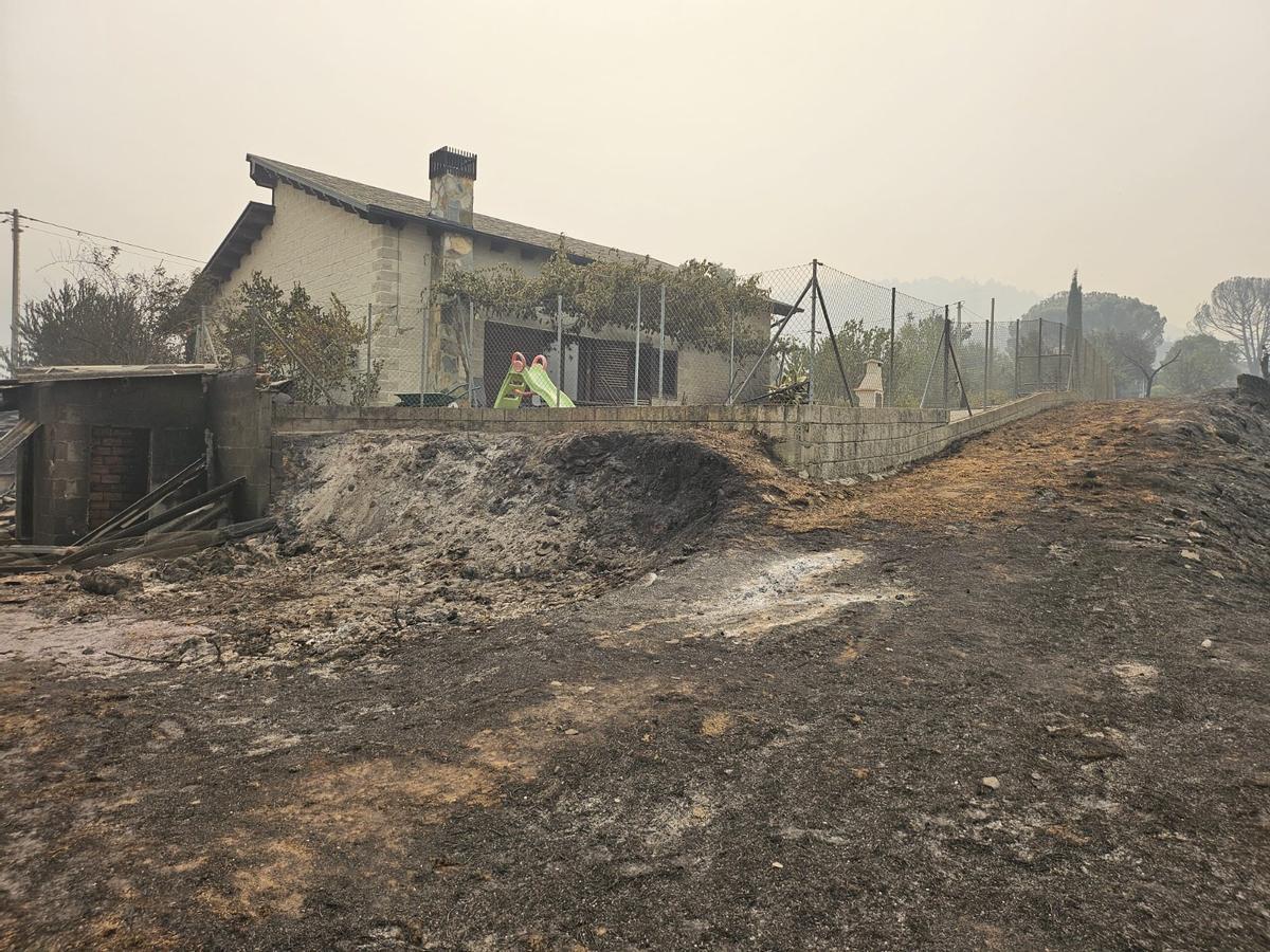 Así ha quedado la aldea de Santa María, en Petín, tras el paso, este viernes, del gran incendio forestal de Valdeorras.