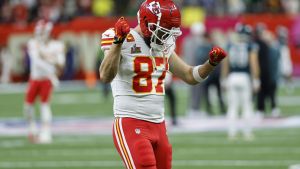 Los Chiefs confirman que Travis Kelce no se retira y jugará su temporada número 13