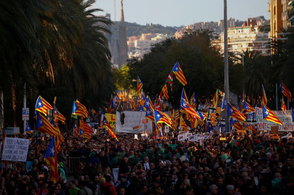 Manifestación en Barcelona para pedir la libertad de los exconsejeros encarcelados y de ''los Jordis''