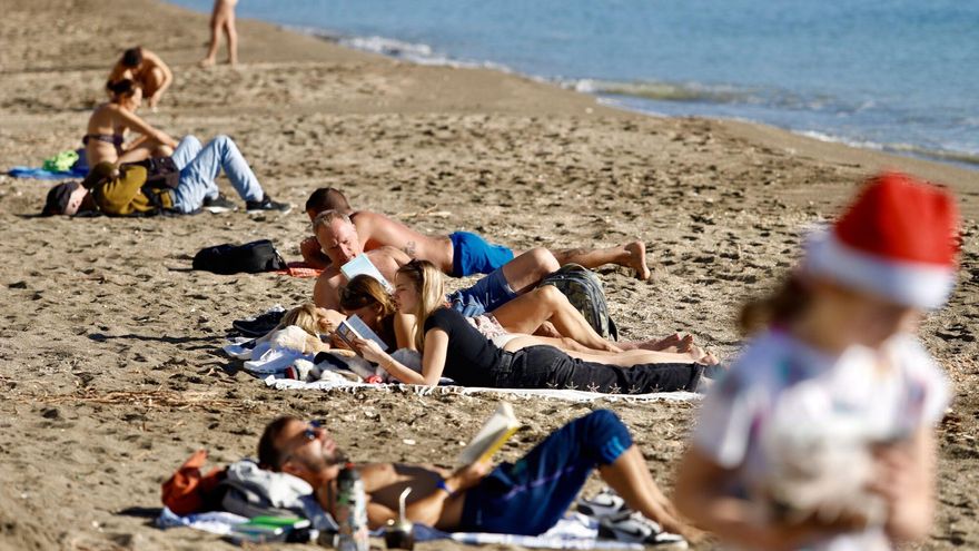 El sol protagoniza en Málaga un día de Navidad de plena actividad en la calle y las playas