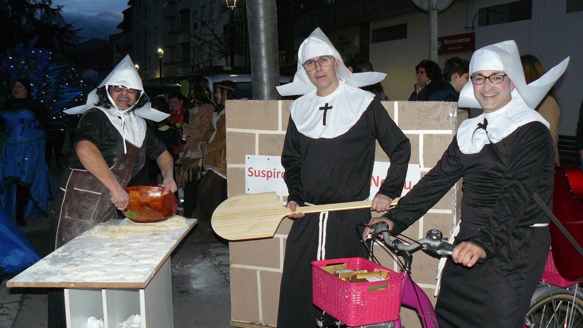 Tres hombres, disfrazados de monjas en la pasada edición del carnaval de Arriondas.