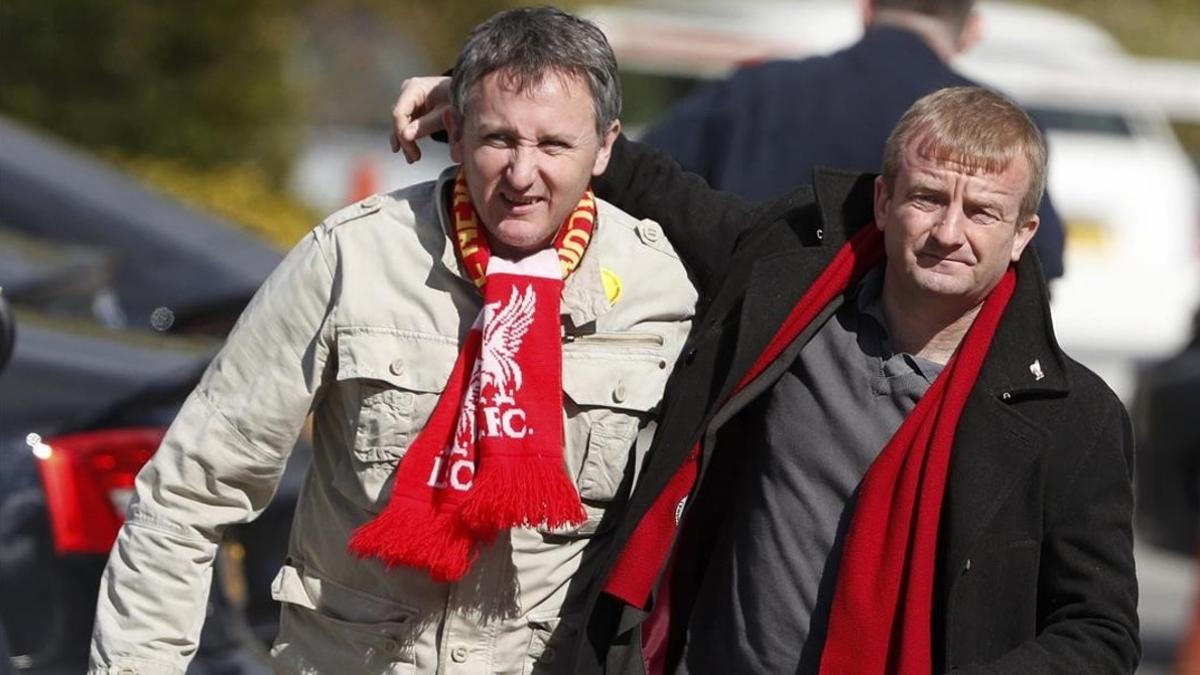 Dos aficionados del Liverpool, tras escuchar el veredicto